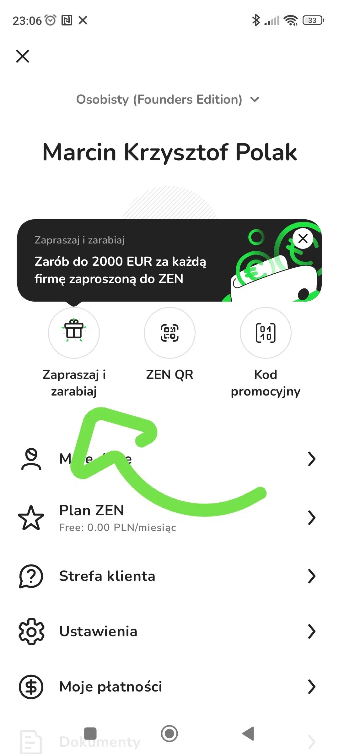 Zrzut ekranu z aplikacji ZEN przedstawiający menu użytkownika. Zielona strzałka wskazuje kafelek „Zapraszaj i zarabiaj”, który prowadzi do programu poleceń dla firm z możliwością uzyskania prowizji za zaproszone firmy.