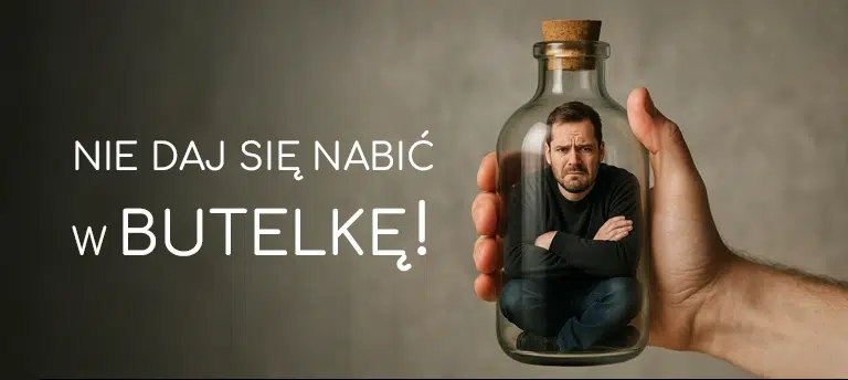 Hasło „Nie daj się nabić w butelkę!” na tle zdjęcia mężczyzny zamkniętego w szklanej butelce – grafika ostrzegająca przed fałszywymi promocjami z okazji Black Friday 2025.