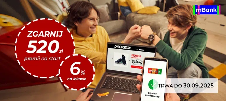 Promocja mBank – zgarnij 520 zł premii na start i 6% na lokacie. Oferta „Mogę Jeszcze Więcej IV” dla młodych, ważna do 30.09.2025. Dwóch chłopaków świętuje udany zakup online, widoczny ekran z przelewem w aplikacji mBank.