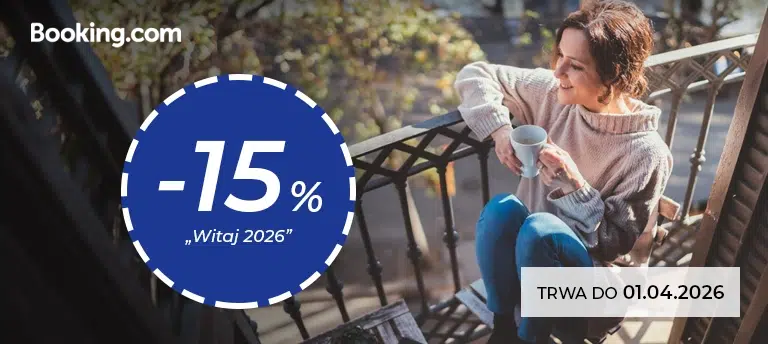 „Kobieta siedząca na balkonie z kubkiem kawy, widok na jesienne drzewa; mobilny baner Booking.com z oznaczeniem −15% i hasłem »Witaj 2026«, informacja o trwaniu promocji do 1.04.2026