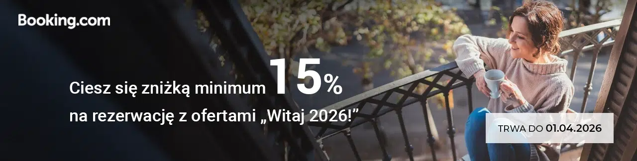 Kobieta siedząca na balkonie z kubkiem kawy, w tle miasto; baner Booking.com z informacją o minimum 15% zniżki na rezerwacje w promocji »Witaj 2026«