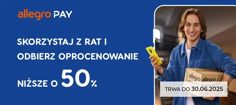 Allegro Pay – skorzystaj z rat i odbierz oprocentowanie niższe o 50%. Promocja trwa do 30.06.2025. Uśmiechnięty mężczyzna z paczką Allegro i smartfonem na niebieskim tle.