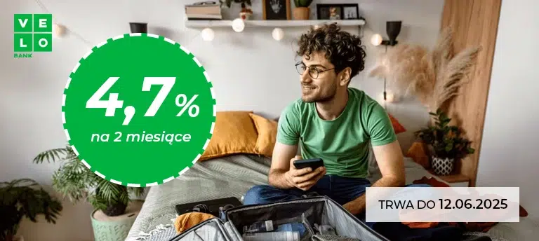 Promocja VeloBank – lokata na nowe środki z oprocentowaniem 4,7% na 2 miesiące. Oferta ważna do 12.06.2025. Mężczyzna z telefonem siedzi na łóżku obok otwartej walizki.
