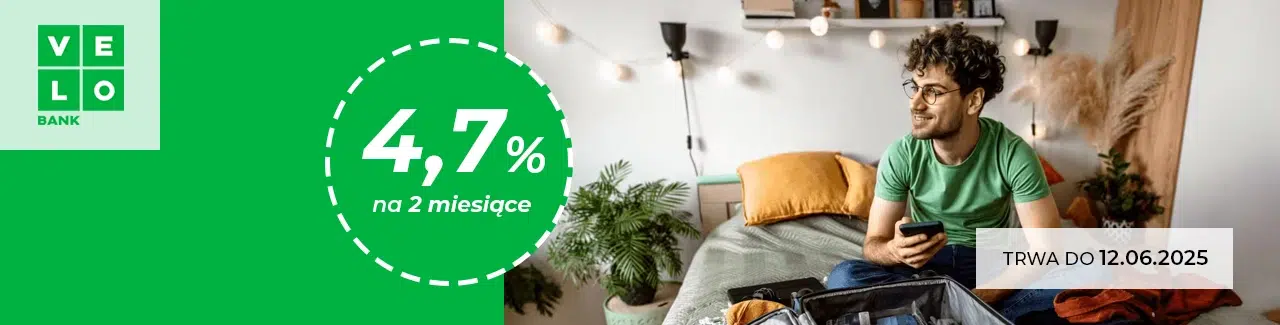 Promocja VeloBank – lokata na nowe środki z oprocentowaniem 4,7% na 2 miesiące. Oferta ważna do 12.06.2025. Mężczyzna z telefonem siedzi na łóżku obok otwartej walizki.