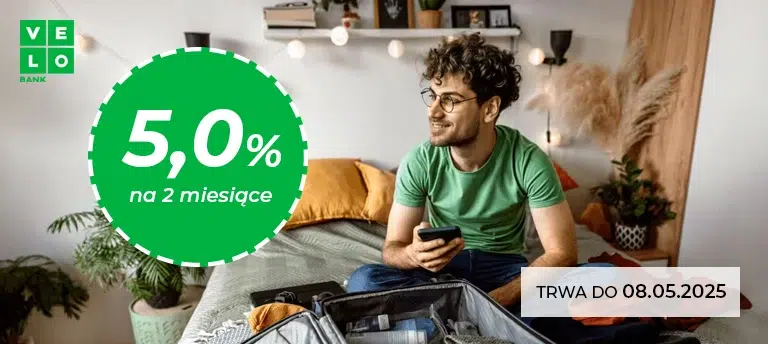 VeloBank – promocja lokaty na nowe środki z oprocentowaniem 5% na 2 miesiące. Oferta ważna do 08.05.2025. Mężczyzna siedzi na łóżku z telefonem i otwartą walizką w pokoju.