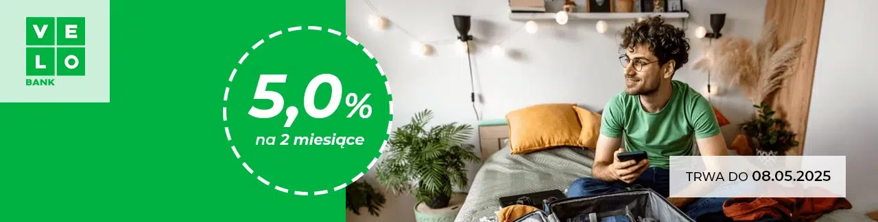 VeloBank – promocja lokaty na nowe środki z oprocentowaniem 5% na 2 miesiące. Oferta ważna do 08.05.2025. Mężczyzna siedzi na łóżku z telefonem i otwartą walizką w pokoju.