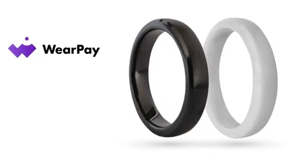 Pierścienie płatnicze WearPay Mastercard – innowacyjne akcesoria do płatności zbliżeniowych w kolorze czarnym i białym.