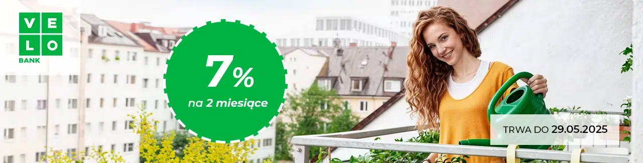 Promocja VeloBank – 7% na Koncie Oszczędnościowym przez 2 miesiące. Oferta ważna do 29.05.2025. Uśmiechnięta kobieta podlewa rośliny na balkonie.