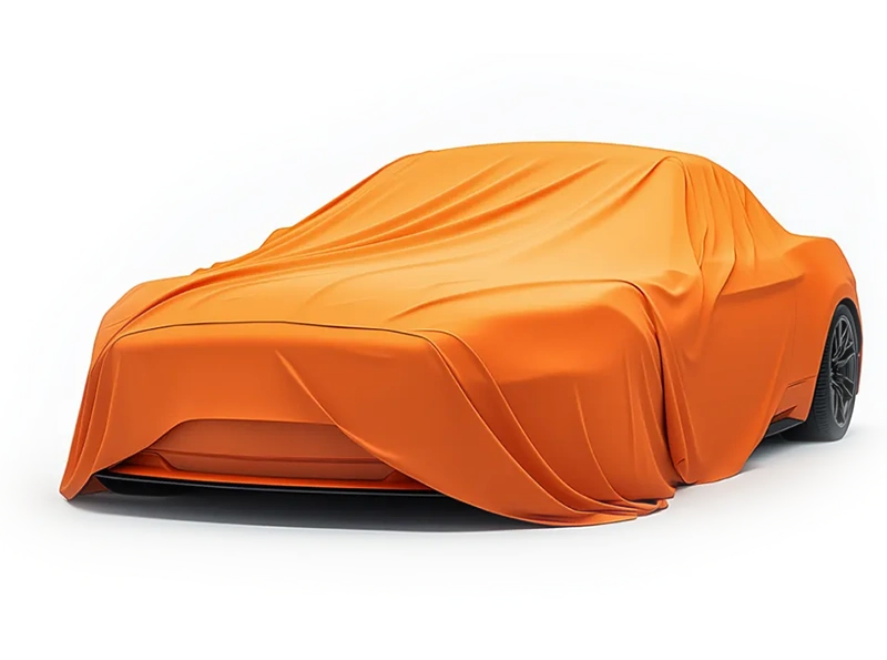 Samochód sportowy przykryty pomarańczowym materiałem – tajemniczy Ford Mustang do wygrania w konkursie Mubi.