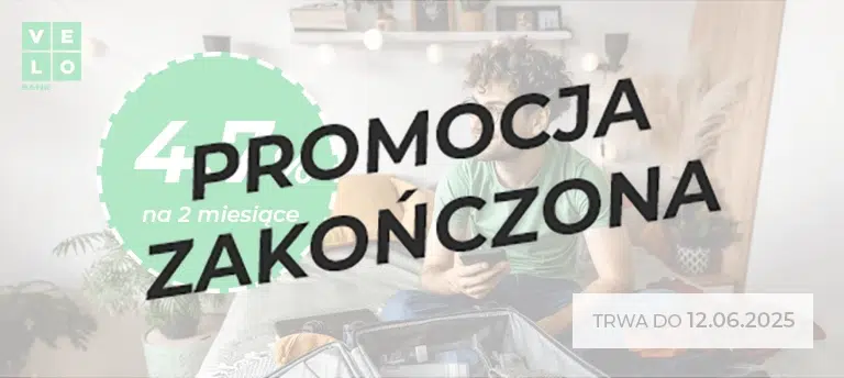 VeloBank – promocja lokaty na nowe środki z oprocentowaniem 5% na 2 miesiące. Oferta ważna do 08.05.2025. Mężczyzna siedzi na łóżku z telefonem i otwartą walizką w pokoju. Po środku napis PROMOCJA ZAKOŃCZONA.