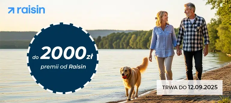 Para spacerująca z psem nad jeziorem – promocja Raisin z premią do 2000 zł, ważna do 12.09.2025.