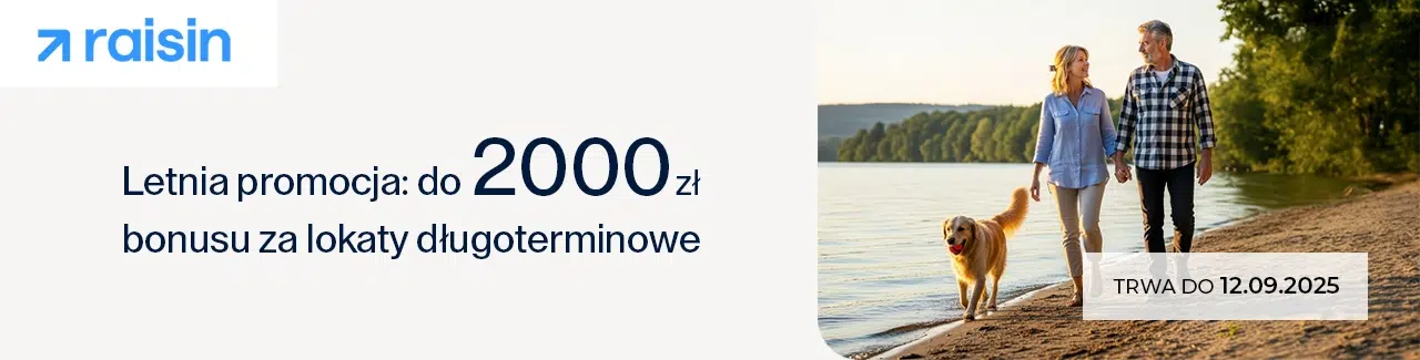 Para spacerująca z psem brzegiem jeziora w słoneczny dzień. Po lewej stronie grafiki logo Raisin i tekst informujący o letniej promocji: do 2000 zł bonusu za lokaty długoterminowe. Promocja trwa do 12.09.2025.