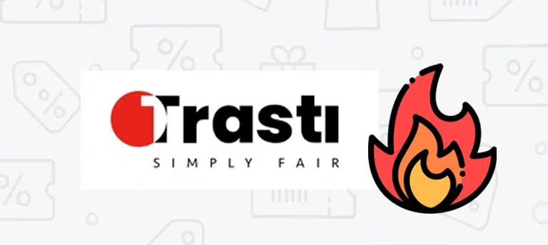 Logo ubezpieczyciela Trasti z hasłem „Simply Fair” oraz ikoną płomienia symbolizującą gorącą promocję. W tle znajdują się jasnoszare grafiki związane z rabatami: procenty, metki i prezenty.