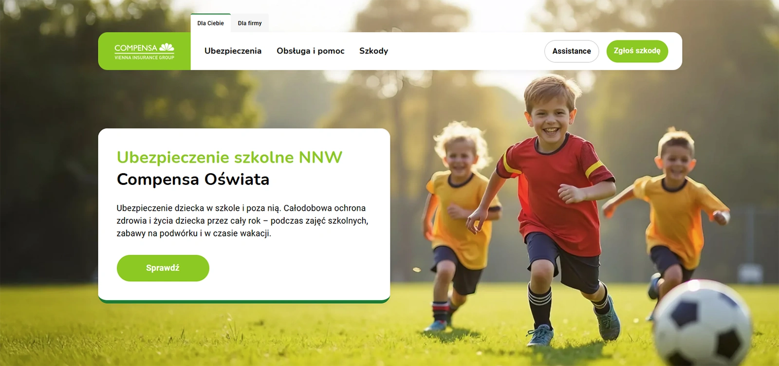 Uśmiechnięte dzieci biegające po boisku za piłką – grafika promująca szkolne ubezpieczenie NNW Compensa Oświata. Całoroczna ochrona zdrowia dziecka w szkole, na podwórku i w czasie wakacji.