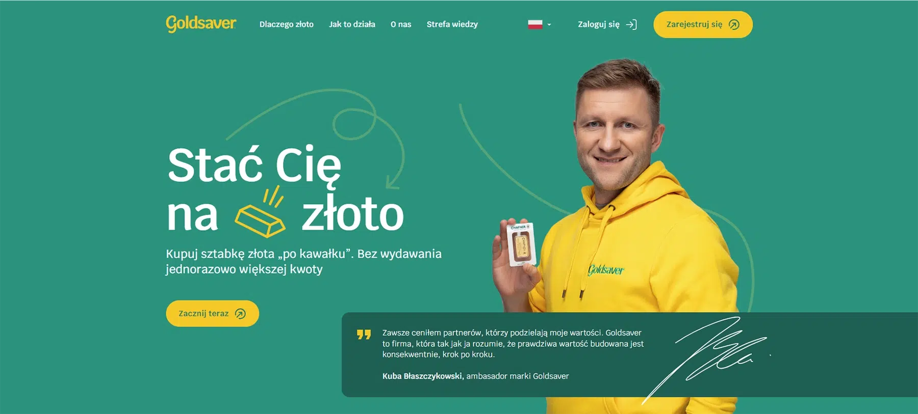 Kuba Błaszczykowski w żółtej bluzie z logo Goldsaver trzymający sztabkę złota. Grafika promuje możliwość zakupu złota „po kawałku”, bez jednorazowego wydawania dużych kwot. Na dole cytat ambasadora marki – Kuby Błaszczykowskiego.
