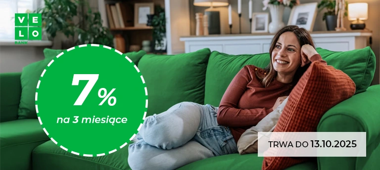 Uśmiechnięta kobieta na zielonej kanapie, obok grafika z napisem „7% na 3 miesiące” oraz logo VeloBank. Promocja trwa do 13.10.2025 – dotyczy konta oszczędnościowego z wysokim oprocentowaniem.