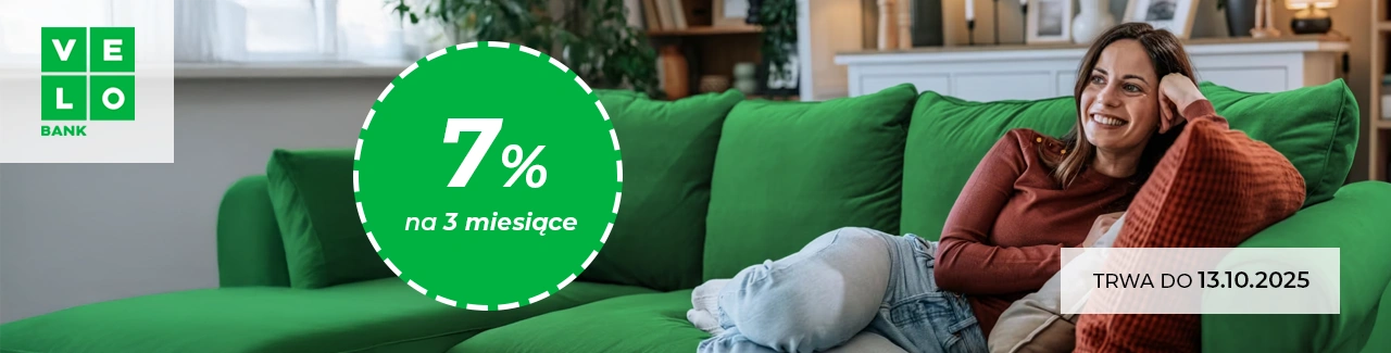 Uśmiechnięta kobieta na zielonej kanapie, obok grafika z napisem „7% na 3 miesiące” oraz logo VeloBank. Promocja trwa do 13.10.2025 – dotyczy konta oszczędnościowego z wysokim oprocentowaniem.