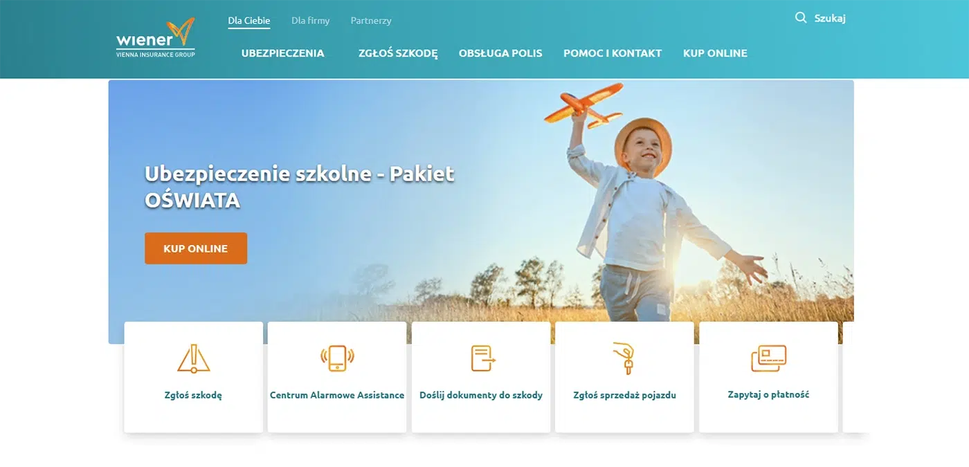 Zrzut ekranu strony głównej towarzystwa ubezpieczeniowego Wiener. Widoczna promocja ubezpieczenia szkolnego „Pakiet Oświata” z opcją zakupu online oraz kafelki: zgłoś szkodę, Centrum Alarmowe Assistance, dokumenty do szkody, sprzedaż pojazdu i zapytanie o płatność.