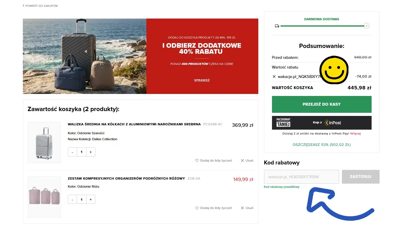 Zrzut ekranu z koszyka sklepu Puccini pokazujący zastosowany kod rabatowy od Wakacje.pl. Niebieska strzałka wskazuje aktywny kod promocyjny, dzięki któremu naliczono 20% zniżki na średnią walizkę Puccini. Po prawej stronie widoczne jest podsumowanie zamówienia z wartością rabatu oraz obniżoną ceną koszyka.
