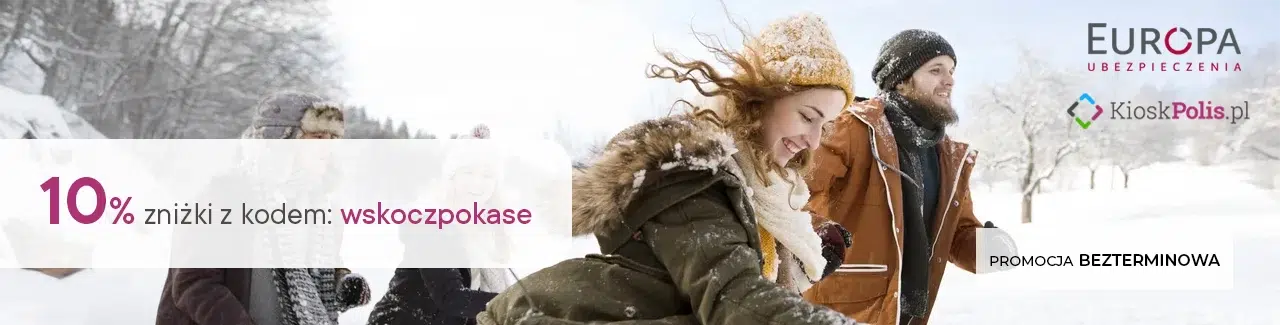 Promocja ubezpieczenia turystycznego Europa Ubezpieczenia w KioskPolis.pl – 10% zniżki z kodem wskoczpokase. Zimowa scena: grupa osób bawiących się na śniegu, informacja o promocji bezterminowej.