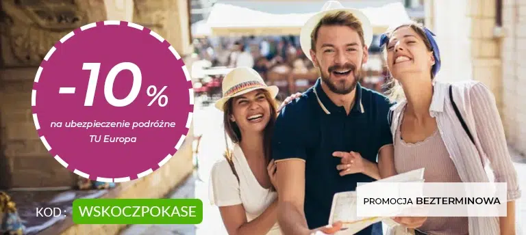 Mobilna grafika promująca ubezpieczenie turystyczne TU Europa z 10% rabatem. Na zdjęciu widoczne są trzy uśmiechnięte osoby podczas podróży i zwiedzania miasta. Po lewej stronie znajduje się oznaczenie zniżki 10% na ubezpieczenie podróżne TU Europa oraz kod rabatowy WSKOCZPOKASE, a po prawej informacja o bezterminowym charakterze promocji.