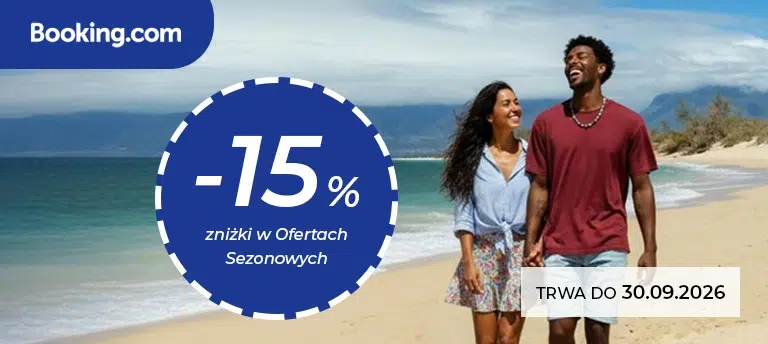 Mobilny baner promocyjny Booking.com z informacją o 15% zniżki w ofertach sezonowych, przedstawiający parę spacerującą po plaży oraz termin promocji do 30.09.2026.