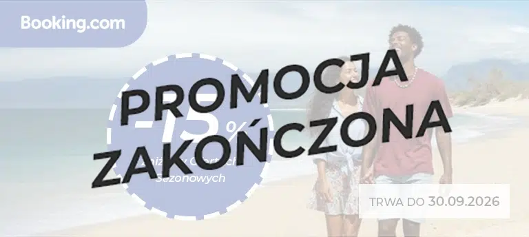 Mobilny baner promocyjny Booking.com z informacją o 15% zniżki w ofertach sezonowych, przedstawiający parę spacerującą po plaży oraz termin promocji do 30.09.2026. Po środku napis PROMOCJA ZAKOŃCZONA.