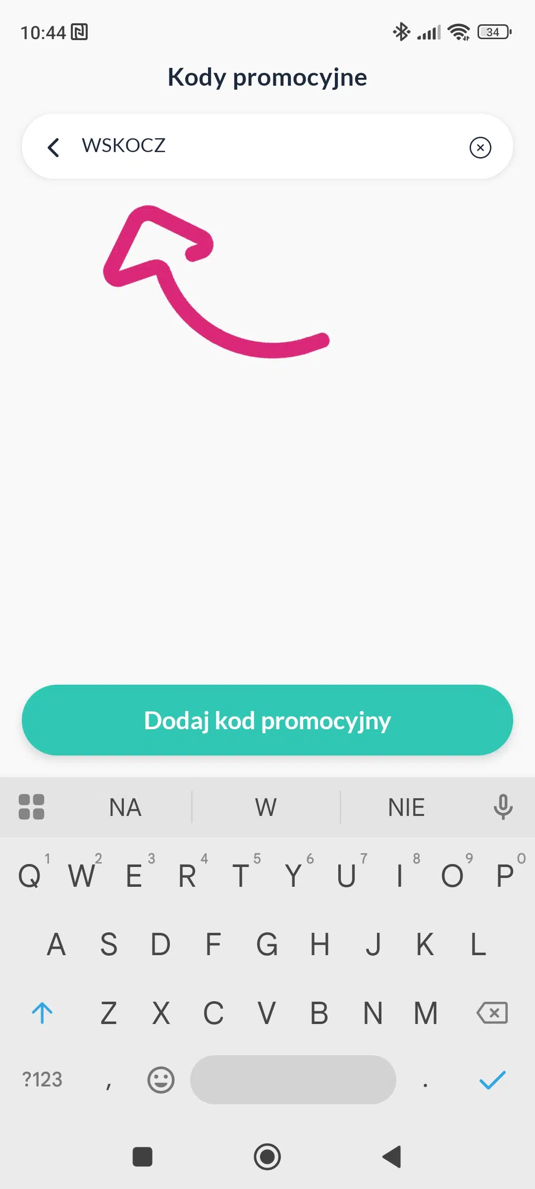 Ekran aplikacji Refunder – zakładka Profil z sekcją Konto oraz opcją ‘Kody promocyjne’, zaznaczoną różową strzałką.