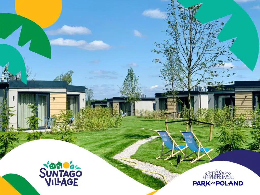 Bungalowy typu Deluxe w Suntago Village – nowoczesne domki z tarasem, leżakami i zielonym ogrodem.
