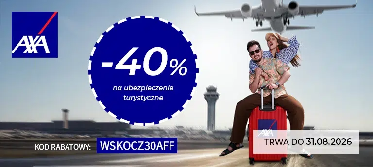 Baner promujący kod rabatowy AXA na ubezpieczenie turystyczne. Na tle lotniska i lecącego samolotu widoczna jest para podróżników siedząca na czerwonej walizce. Po lewej stronie znajduje się logo AXA oraz informacja o 40% zniżki na ubezpieczenie turystyczne z kodem WSKOCZ30AFF. W prawym dolnym rogu umieszczono informację, że promocja trwa do 31.08.2026.