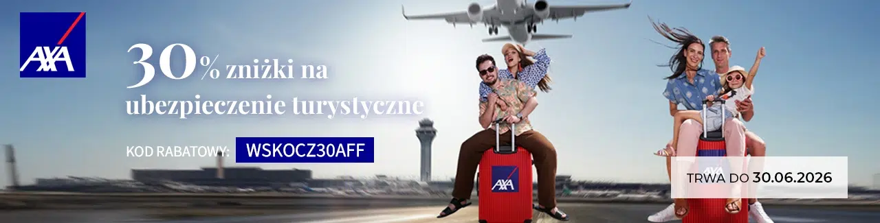 Baner AXA z informacją o 30% zniżki na ubezpieczenie turystyczne oraz kodem rabatowym WSKOCZ30AFF. W tle lotnisko z samolotem, a na pierwszym planie podróżująca rodzina siedząca na walizkach. Promocja trwa do 30 czerwca 2026.