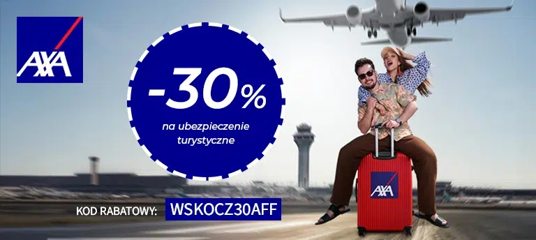 Baner AXA z dużym oznaczeniem ‘-30% na ubezpieczenie turystyczne’ oraz kodem rabatowym WSKOCZ30AFF. W tle lotnisko z samolotem, a na pierwszym planie para podróżników siedzących na czerwonej walizce z logo AXA.