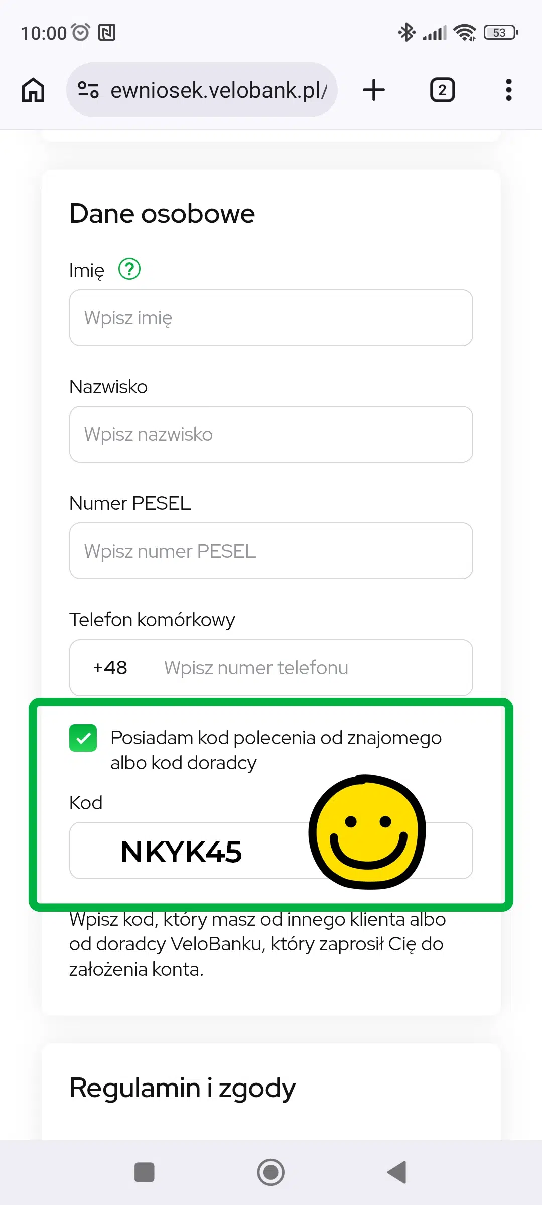 Mobilny formularz otwierania konta w VeloBanku z zaznaczoną opcją posiadania kodu polecenia. W polu „Kod” wpisano NKYK45, dzięki czemu nowy klient może wziąć udział w promocji programu poleceń.