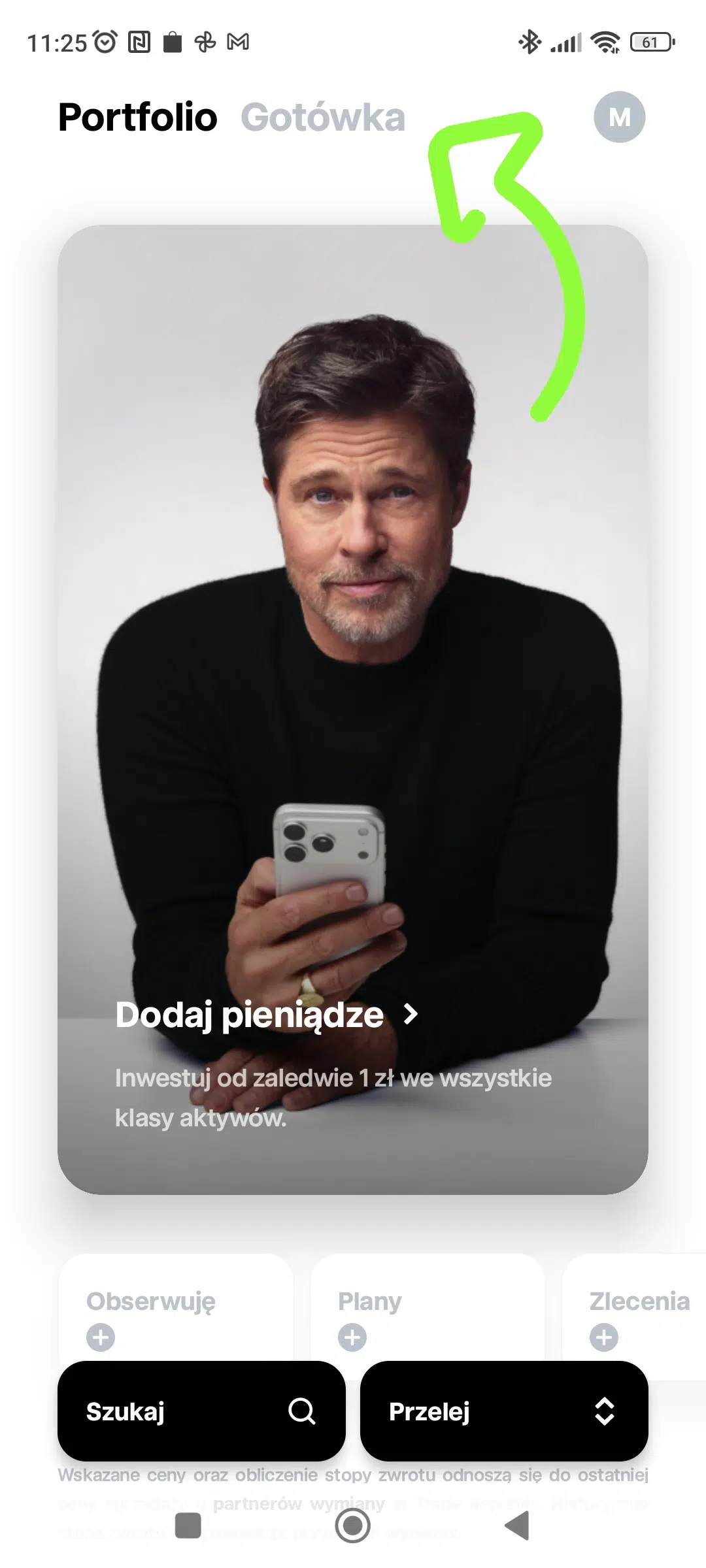 Ekran główny aplikacji Trade Republic z zakładkami „Portfolio” i „Gotówka”. Na środku widoczny jest Brad Pitt trzymający smartfon, a zielona strzałka wskazuje sekcję „Gotówka”, gdzie można aktywować oprocentowanie środków.