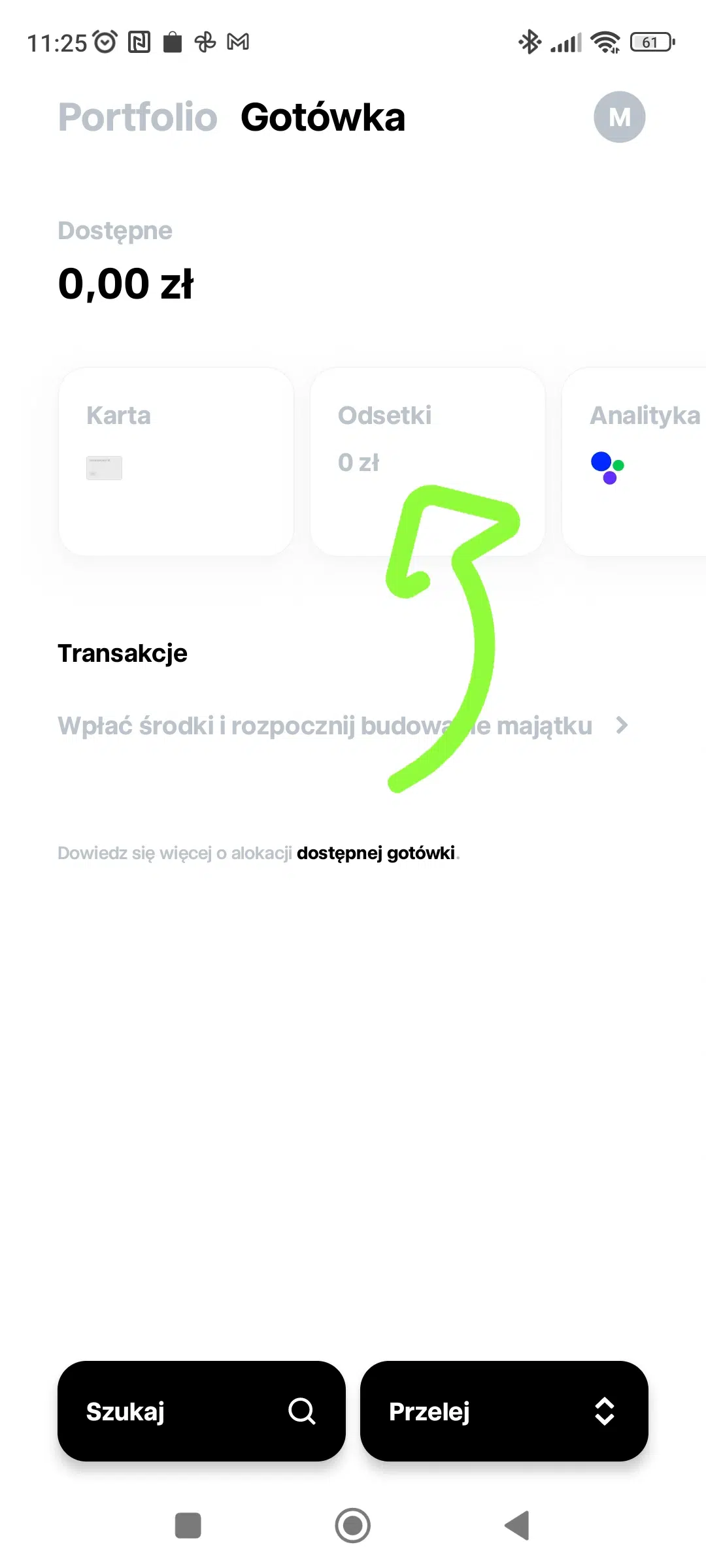 Ekran zakładki „Gotówka” w aplikacji Trade Republic. Zielona strzałka wskazuje sekcję „Odsetki”, w której można sprawdzić i aktywować oprocentowanie środków dostępnych na koncie.