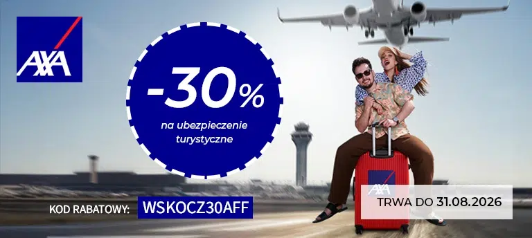 Baner promujący kod rabatowy AXA na ubezpieczenie turystyczne. Na tle lotniska i lecącego samolotu widoczna jest para podróżników siedząca na czerwonej walizce. Po lewej stronie znajduje się logo AXA oraz informacja o 30% zniżki na ubezpieczenie turystyczne z kodem WSKOCZ30AFF. W prawym dolnym rogu umieszczono informację, że promocja trwa do 31.08.2026.