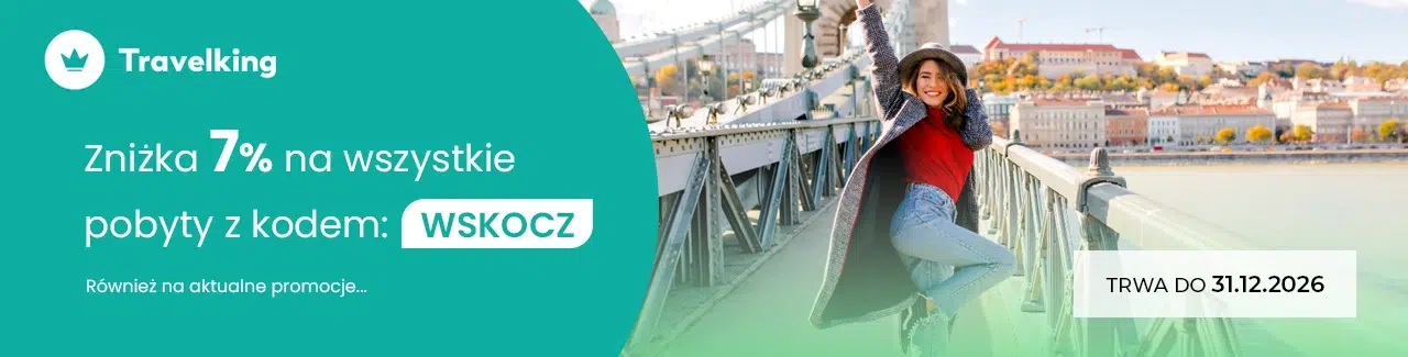 Baner promocyjny Travelking z informacją o 7% zniżki na wszystkie pobyty z kodem WSKOCZ, przedstawiający kobietę na moście oraz termin promocji do 31.12.2026.