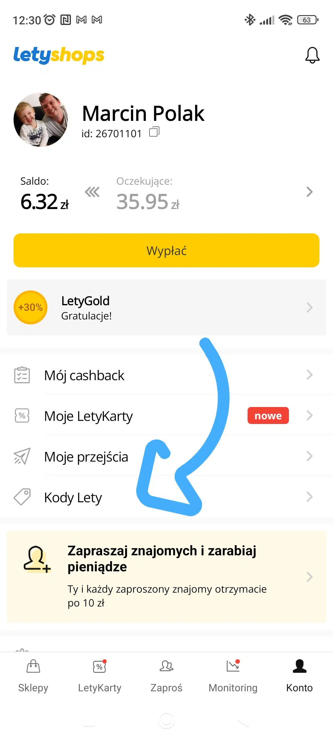 Zrzut ekranu z aplikacji LetyShops przedstawiający profil użytkownika z aktualnym saldem cashbacku oraz menu konta. Niebieska strzałka wskazuje sekcję „Kody Lety”, w której można znaleźć aktywne kody promocyjne i oferty specjalne. Na ekranie widoczne są także opcje „Mój cashback”, „Moje LetyKarty” i „Moje przejścia”, a u góry saldo dostępnych oraz oczekujących środków cashback.