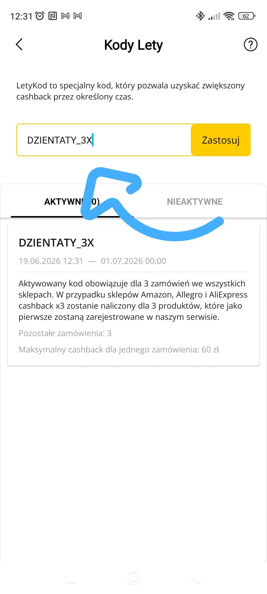 Zrzut ekranu z aplikacji LetyShops pokazujący sekcję „Kody Lety”, w której aktywowano kod promocyjny DZIENTATY_3X. Niebieska strzałka wskazuje pole z wpisanym kodem zwiększającym cashback. Poniżej widoczne są szczegóły promocji: potrójny cashback dla trzech zamówień, okres ważności kodu oraz informacja o maksymalnym cashbacku do 60 zł za jedno zamówienie.