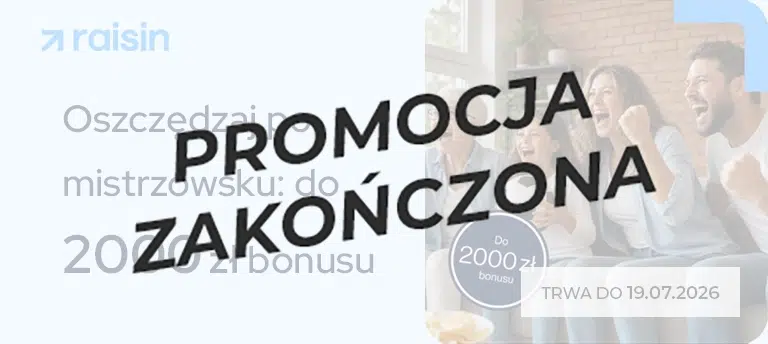 Baner promujący akcję „Oszczędzaj po mistrzowsku” w Raisin. Na grafice widoczna jest informacja o możliwości otrzymania bonusu do 2000 zł za założenie lokaty lub konta oszczędnościowego. Po prawej stronie znajduje się rodzina kibicująca podczas oglądania meczu piłkarskiego oraz oznaczenie premii do 2000 zł. W prawym dolnym rogu umieszczono informację, że promocja trwa do 19.07.2026. Po środku napis PROMOCJA ZAKOŃCZONA.