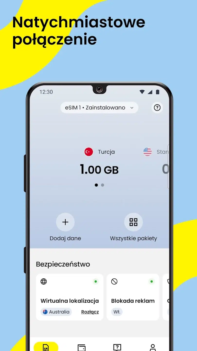Grafika promująca aplikację Saily z hasłem „Natychmiastowe połączenie”. Na ekranie smartfona widoczny jest aktywny pakiet eSIM dla Turcji z limitem 1 GB oraz sekcja Bezpieczeństwo, zawierająca funkcje Wirtualna lokalizacja i Blokada reklam, które zwiększają prywatność i komfort korzystania z internetu podczas podróży.