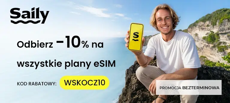 Mobilny baner promujący kod rabatowy Saily z informacją o 10% zniżki na wszystkie plany eSIM po wpisaniu kodu WSKOCZ10. Po prawej stronie widoczna jest osoba trzymająca smartfon z logo Saily na tle wybrzeża, a w dolnym rogu znajduje się informacja, że promocja jest bezterminowa.