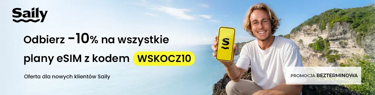Baner promujący kod rabatowy Saily z informacją o 10% zniżki na wszystkie plany eSIM po wpisaniu kodu WSKOCZ10. Po prawej stronie znajduje się osoba trzymająca smartfon z logo Saily na tle nadmorskiego krajobrazu, a w rogu banera widoczna jest informacja, że promocja jest bezterminowa.