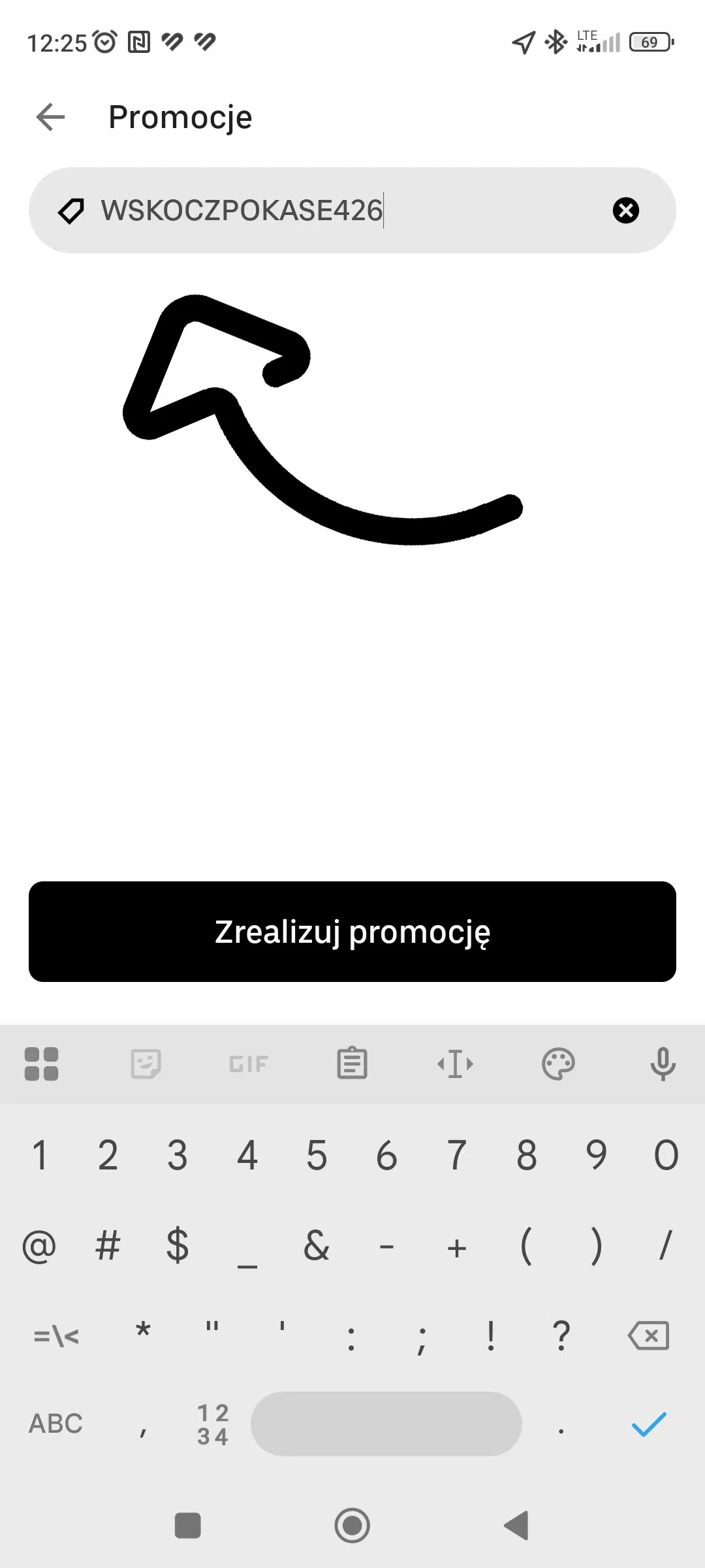 Mobilny widok sekcji „Promocje” w aplikacji Uber Eats z wpisanym kodem WSKOCZPOKASE426, gotowym do aktywacji przyciskiem „Zrealizuj promocję”.
